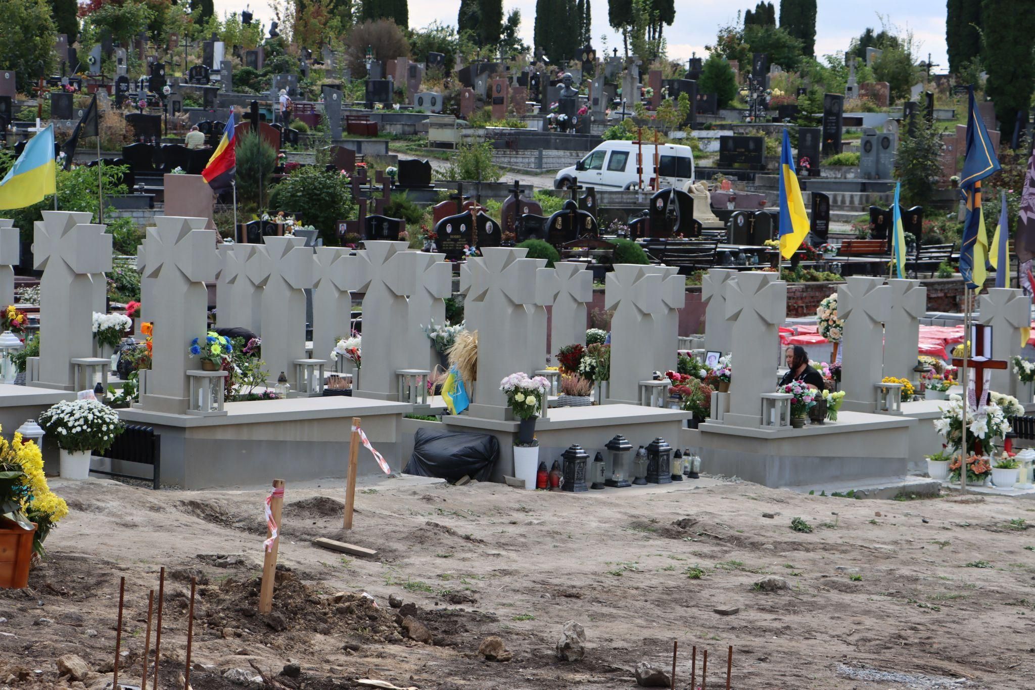 Бронзовая фигура вместо креста: суд снял запрет на индивидуальные памятники в Пантеоне Героев - 24 Канал Бронзовая фигура вместо креста: суд снял запрет на индивидуальные памятники в Пантеоне Героев - 24 Канал