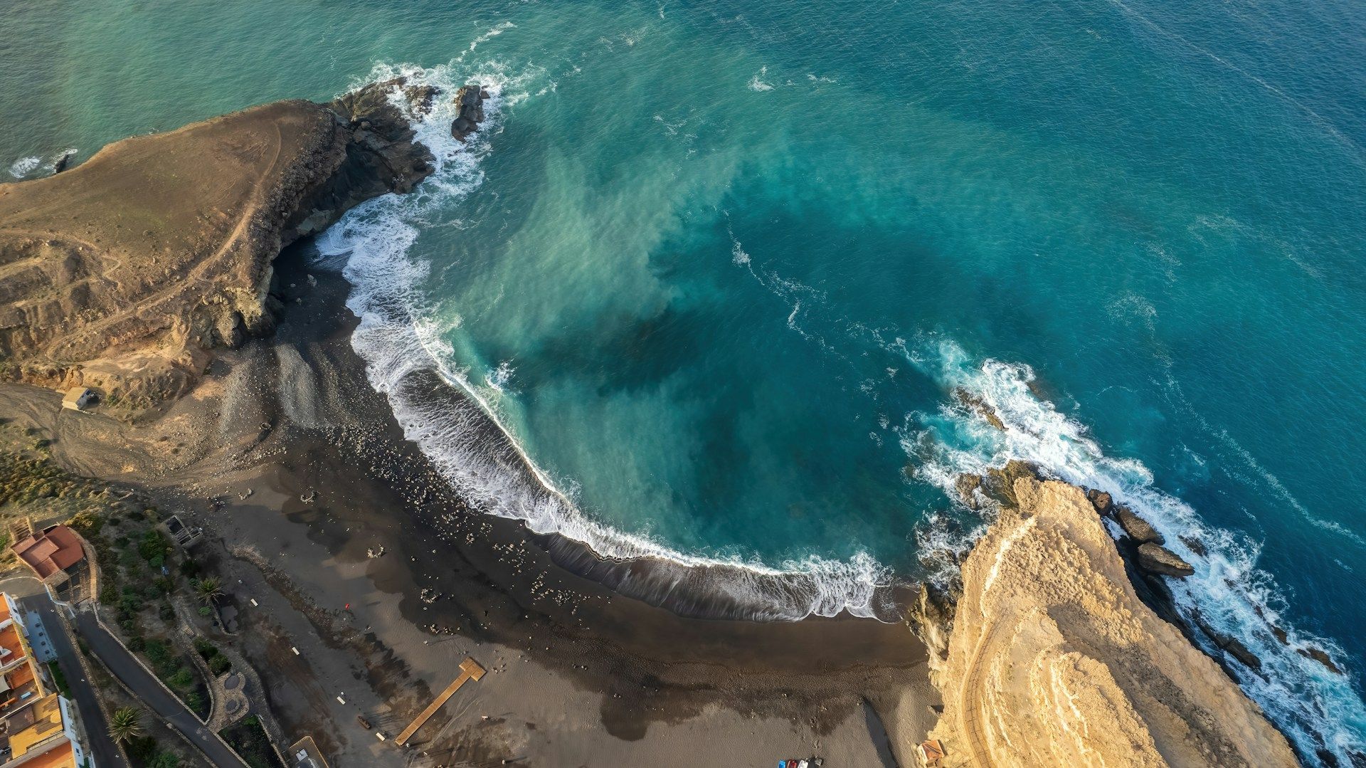 Волны океана бьются о скалы на берегу села Ахуй - Закордон Волны океана бьются о скалы на берегу села Ахуй - Закордон