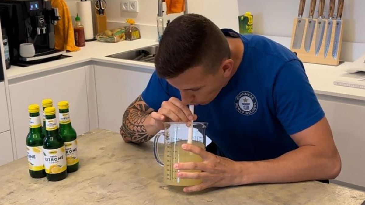 Чоловік побив світовий рекорд, випивши лимонний та лаймовий сік на час Чоловік побив світовий рекорд, випивши лимонний та лаймовий сік на час