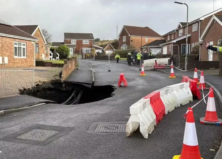 Нерухомість Будинок Яма на дорозі Нерухомість Будинок Яма на дорозі