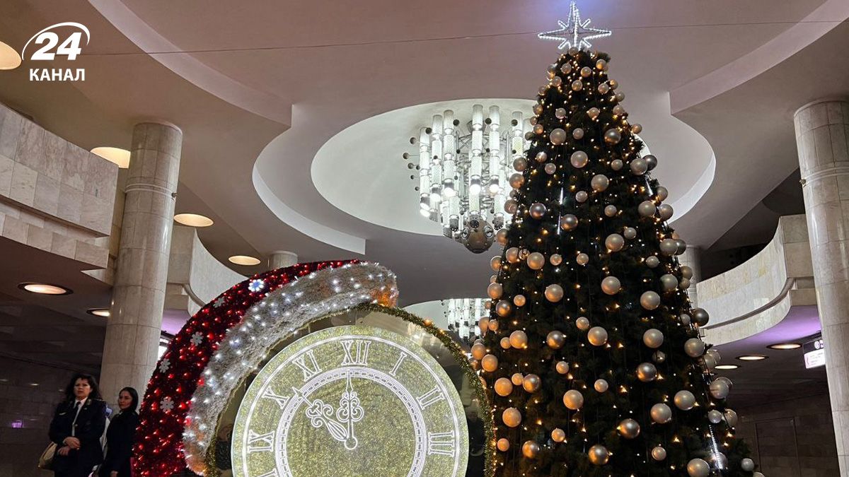 Головну ялинку Харкова уже втретє відкрили у метро Головну ялинку Харкова уже втретє відкрили у метро