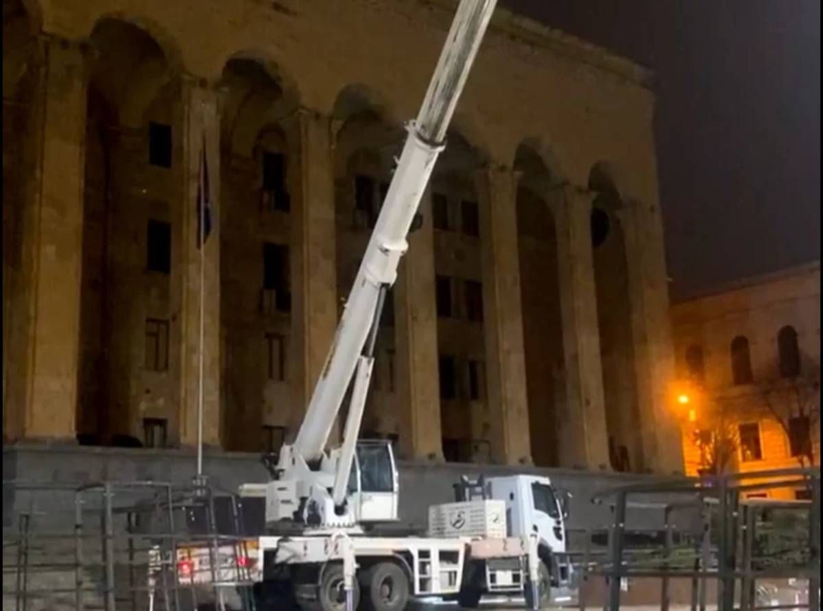 Установка елки в Тбилиси Установка елки в Тбилиси