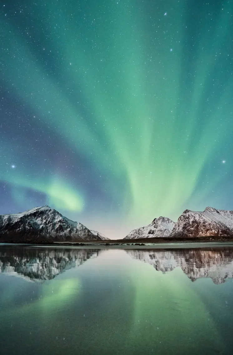 Північне сяйво в полярні ночі створює світло Північне сяйво в полярні ночі створює світло