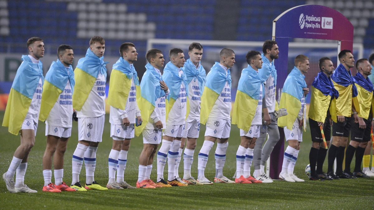 Гравці Динамо подарували військовим футболки