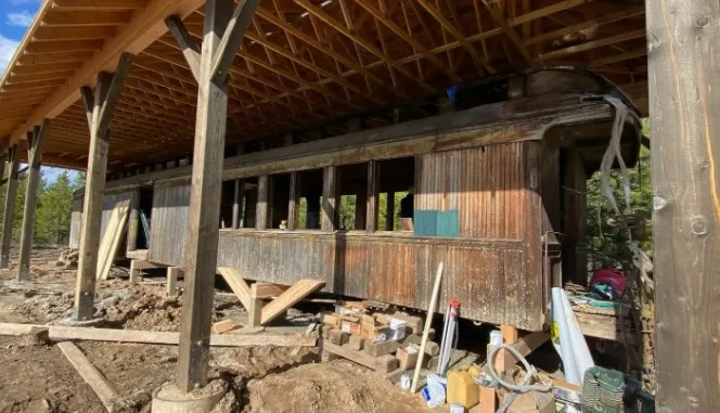 Чоловік купив старий вагон і почав робити з нього дім Чоловік купив старий вагон і почав робити з нього дім