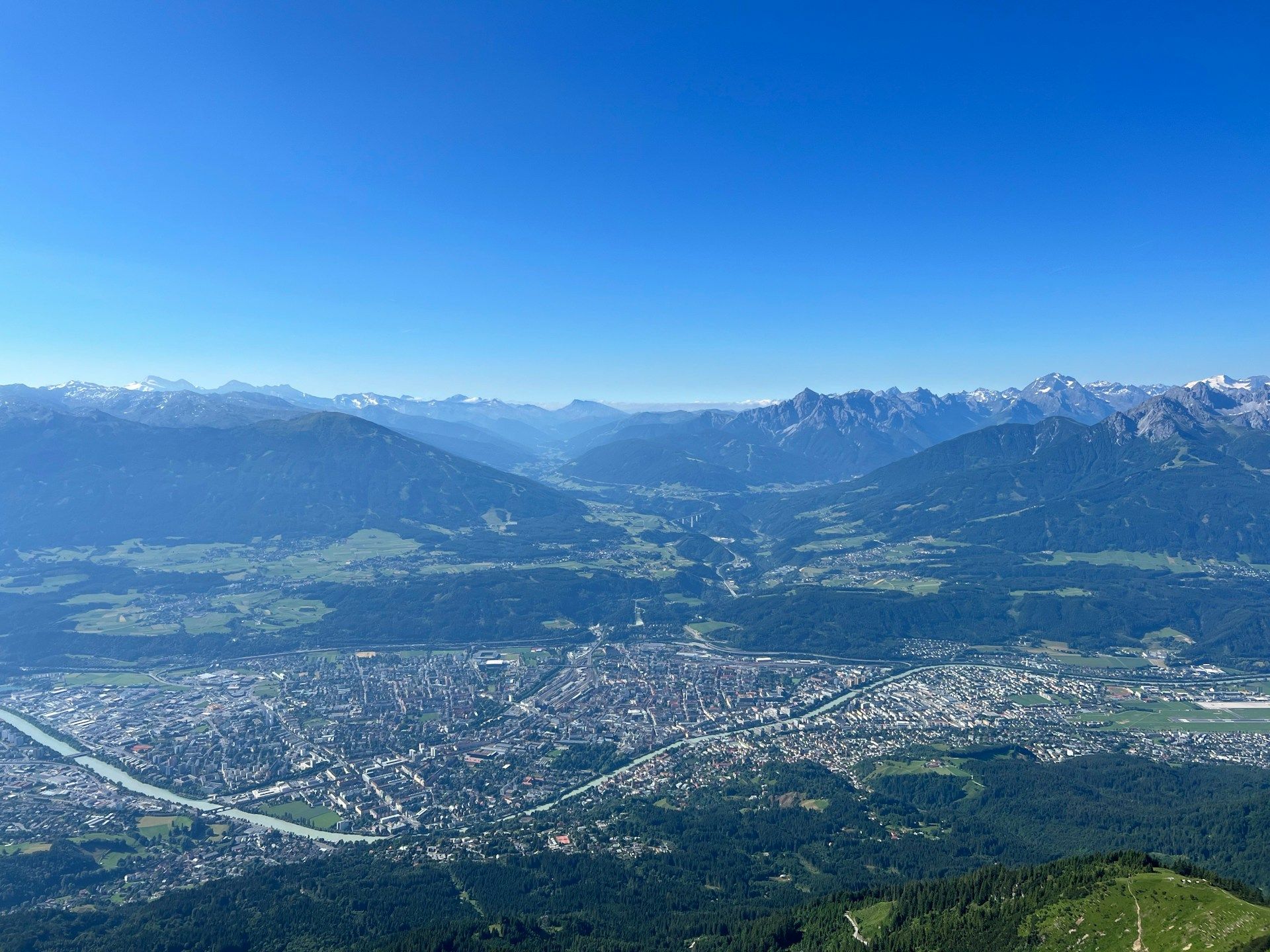 Город Инсбрук с высоты птичьего полета Город Инсбрук с высоты птичьего полета