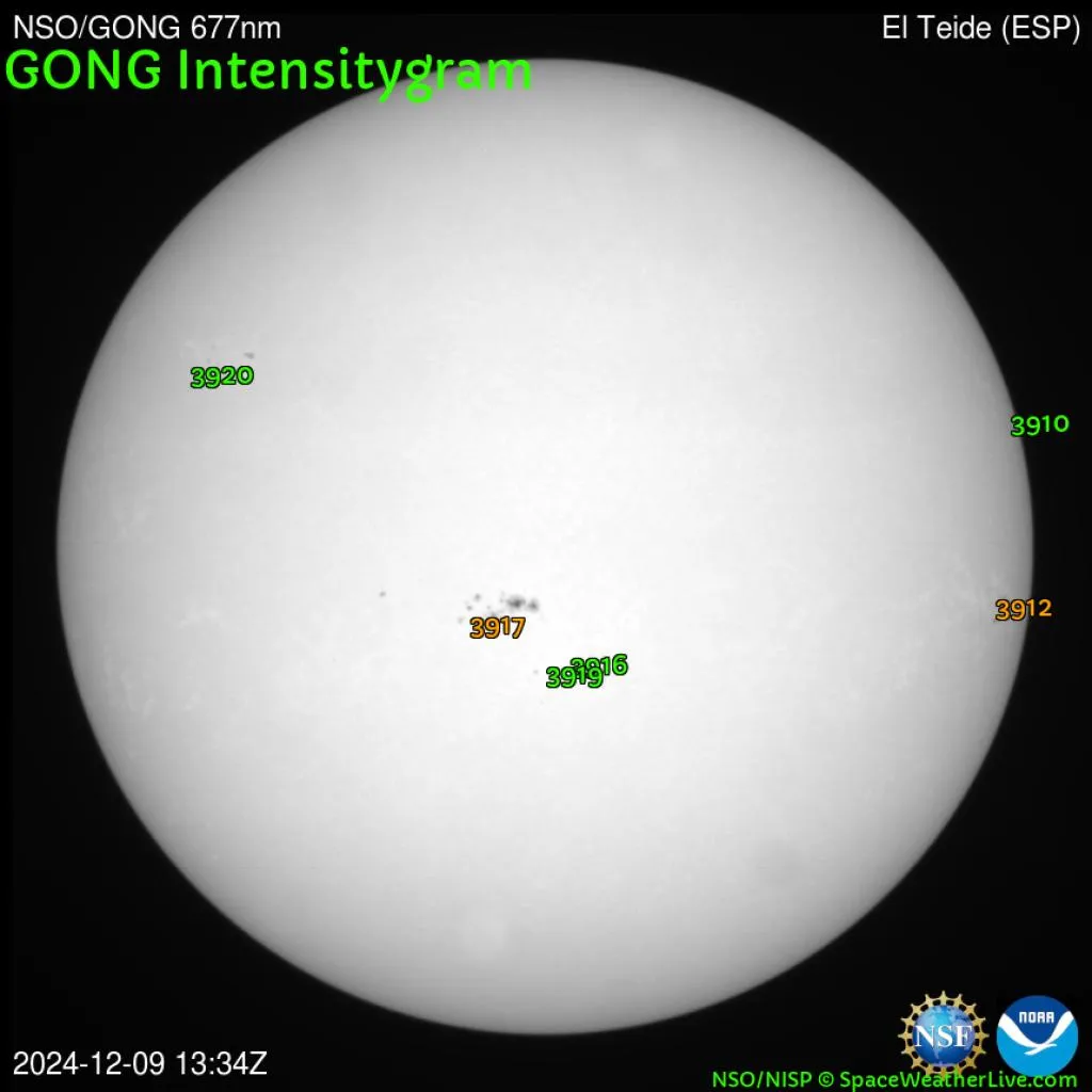 Сонячні плями станом на 9 грудня 2024 року Сонячні плями станом на 9 грудня 2024 року