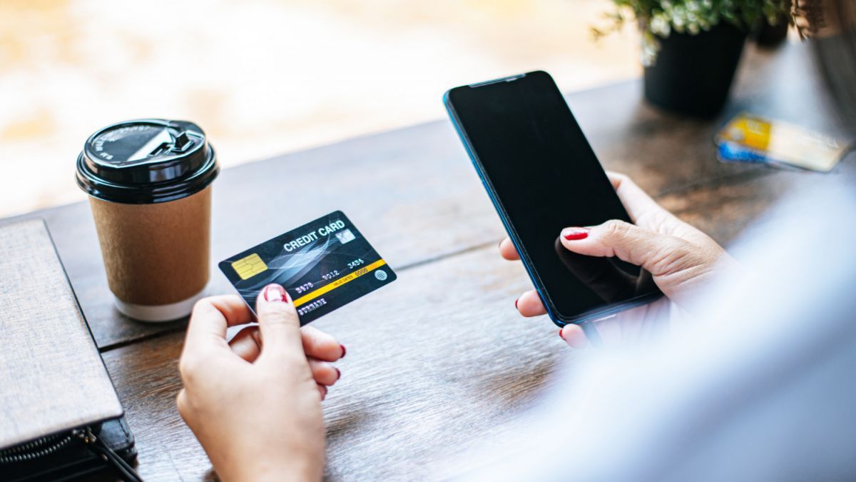 Банки хотят ограничить переводы с карты на карту в более 100 тысяч гривен Банки хотят ограничить переводы с карты на карту в более 100 тысяч гривен