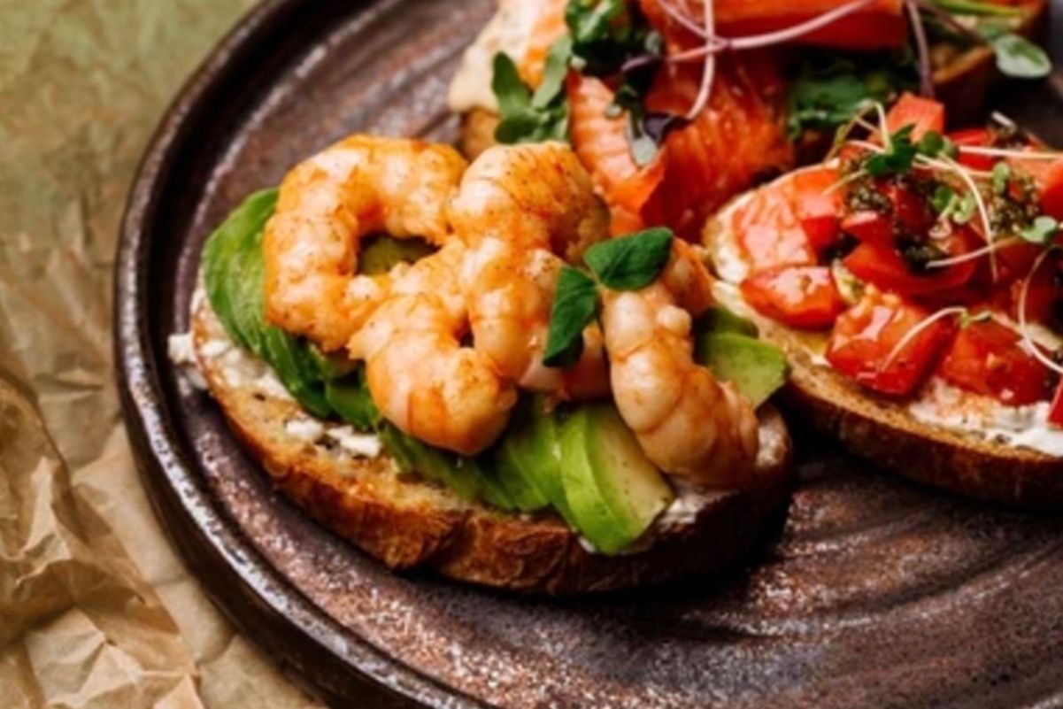 Новогодние брускетты с креветками и крем-сыром Новогодние брускетты с креветками и крем-сыром