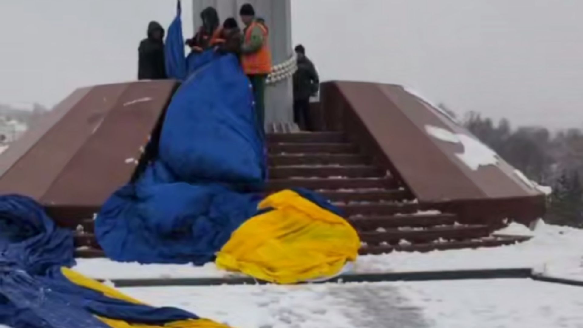 У Києві негода пошкодила найбільший прапор України У Києві негода пошкодила найбільший прапор України