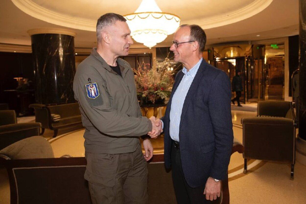 Кличко встретился с кандидатом в канцлеры ФРГ: "Настроен помочь Украине стать сильнее" Кличко встретился с кандидатом в канцлеры ФРГ: "Настроен помочь Украине стать сильнее"