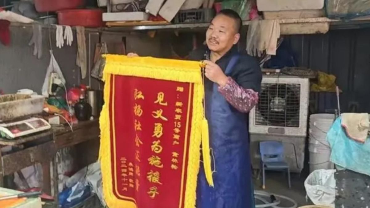 У Китаї торговець рибою загасив авто, втративши весь свій товар У Китаї торговець рибою загасив авто, втративши весь свій товар