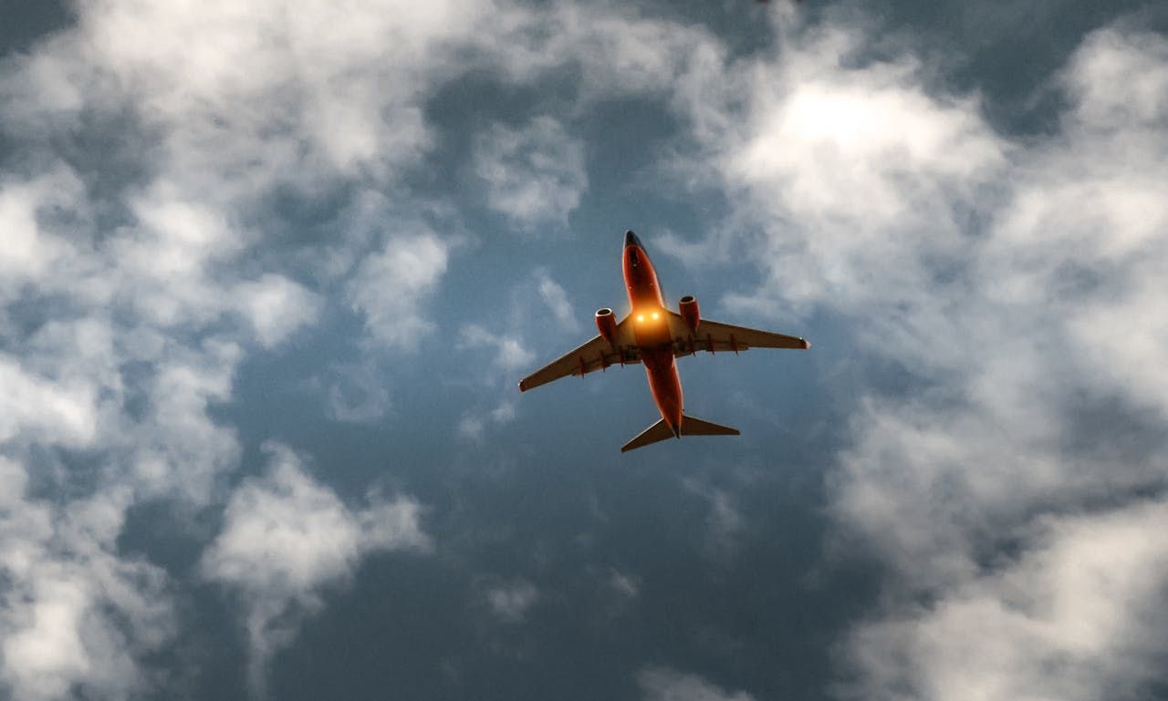 Пассажирский самолет в небе Пассажирский самолет в небе