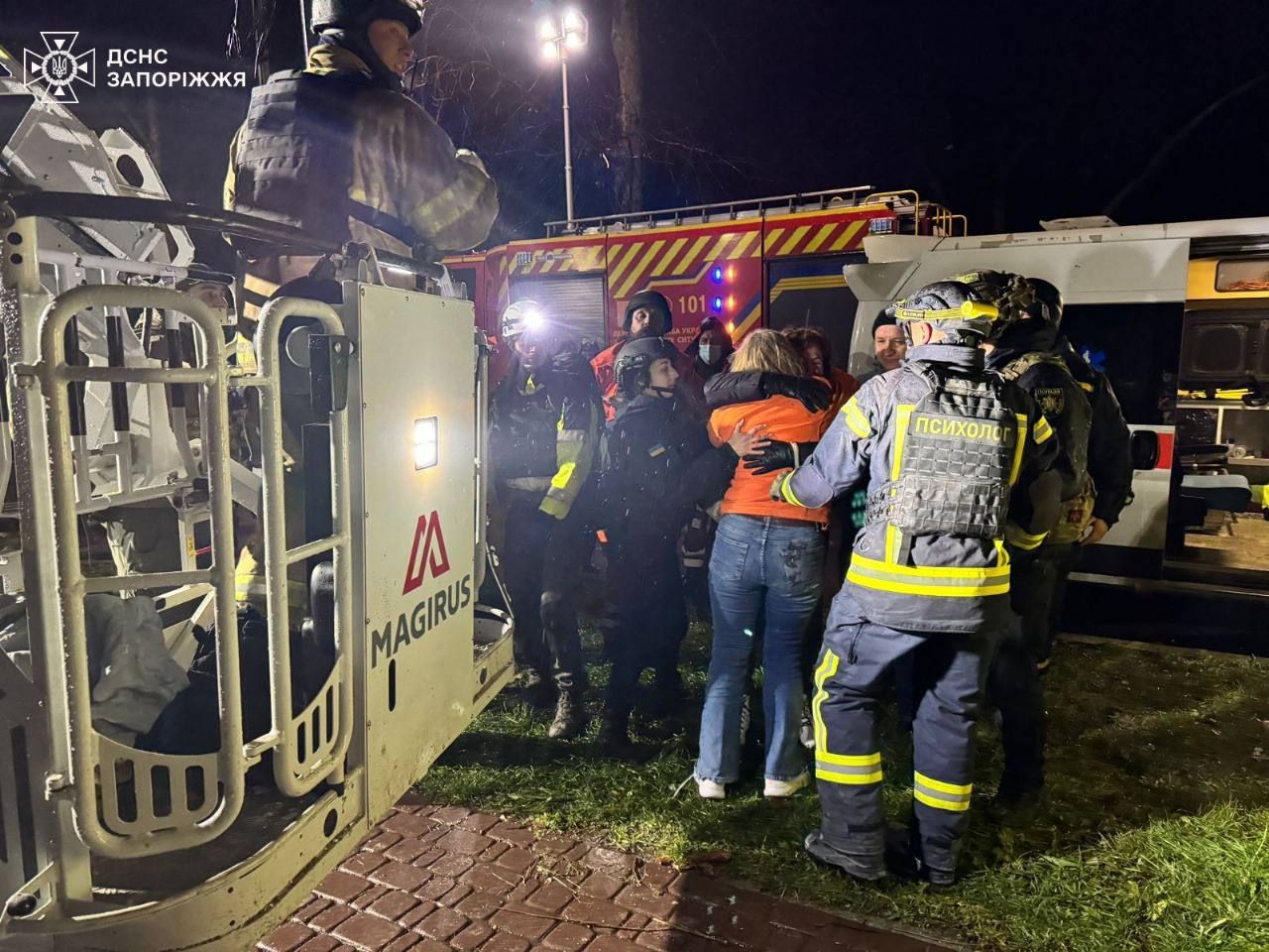 Удар по Запорожью: двух женщин спасли из-под завалов - 24 Канал Удар по Запорожью: двух женщин спасли из-под завалов - 24 Канал