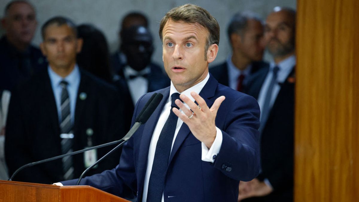 Макрон раздумывает отправить 40 тысяч солдат в Украину в миротворческой миссии Макрон раздумывает отправить 40 тысяч солдат в Украину в миротворческой миссии