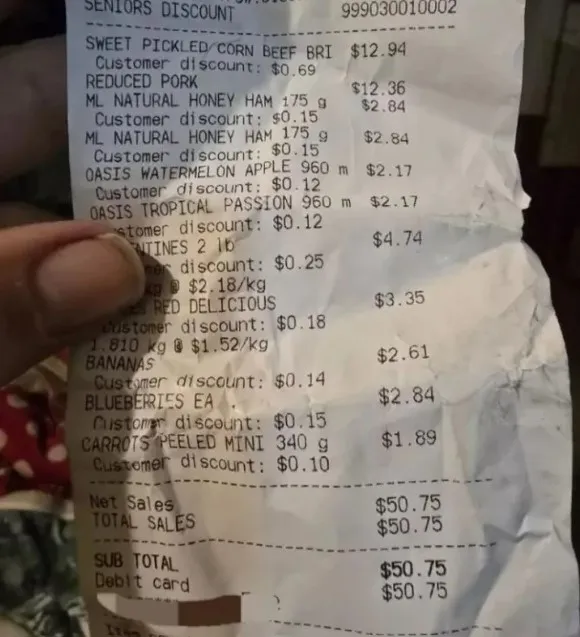 Чоловікові дали знижку для пенсіонерів, але він не пенсіонер Чоловікові дали знижку для пенсіонерів, але він не пенсіонер