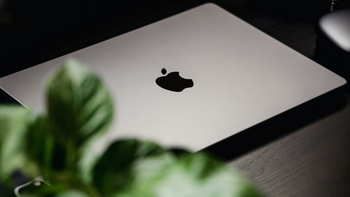 MacBook Pro втратять виріз на екрані на користь невеликого отвору для камери MacBook Pro втратять виріз на екрані на користь невеликого отвору для камери