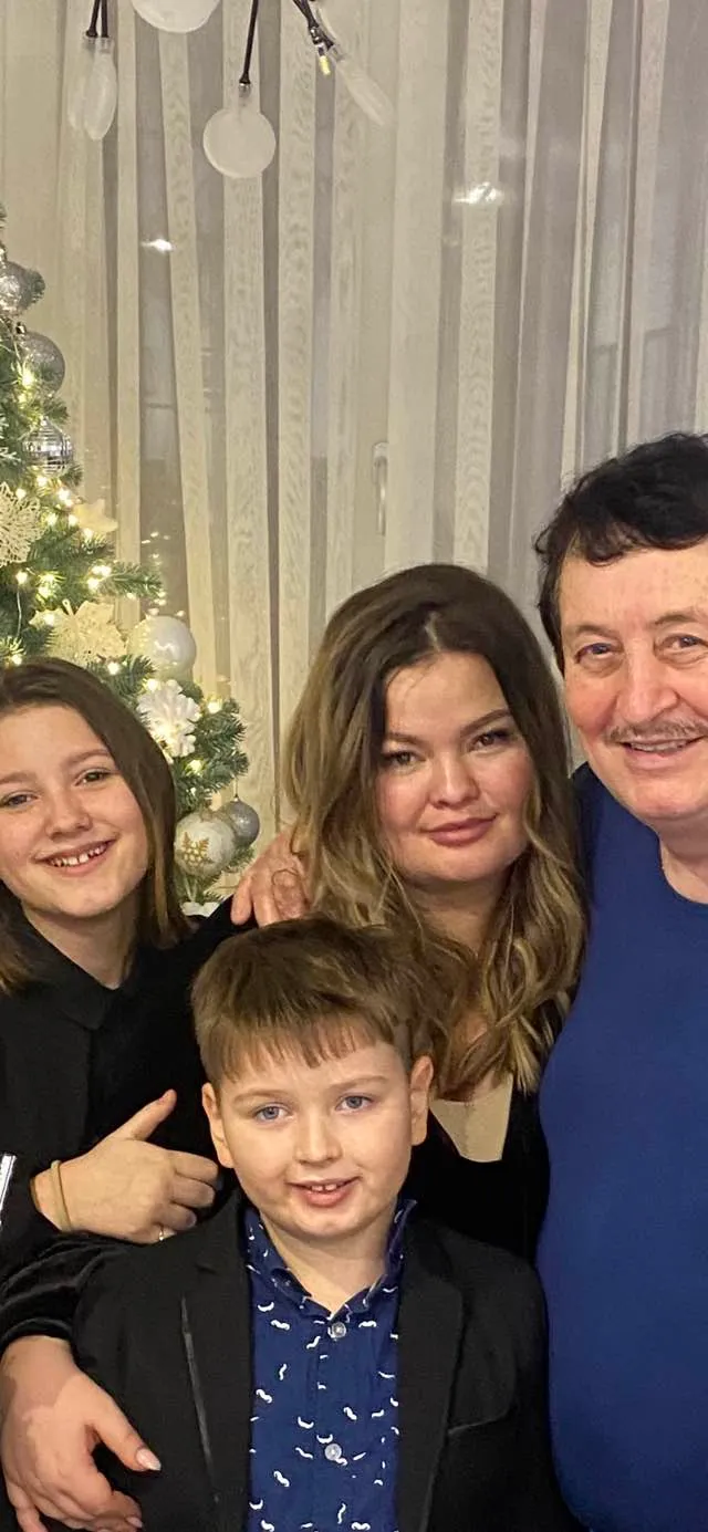 Иван Попович с дочерью и внуками Иван Попович с дочерью и внуками