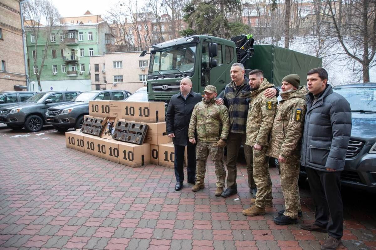 Кличко передав батальйону Ахіллес допомогу від громади - 24 Канал