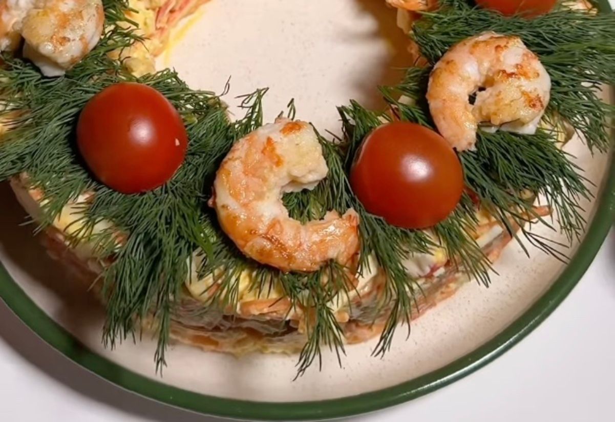Салат "Різдвяне диво" з креветками та чері Салат "Різдвяне диво" з креветками та чері
