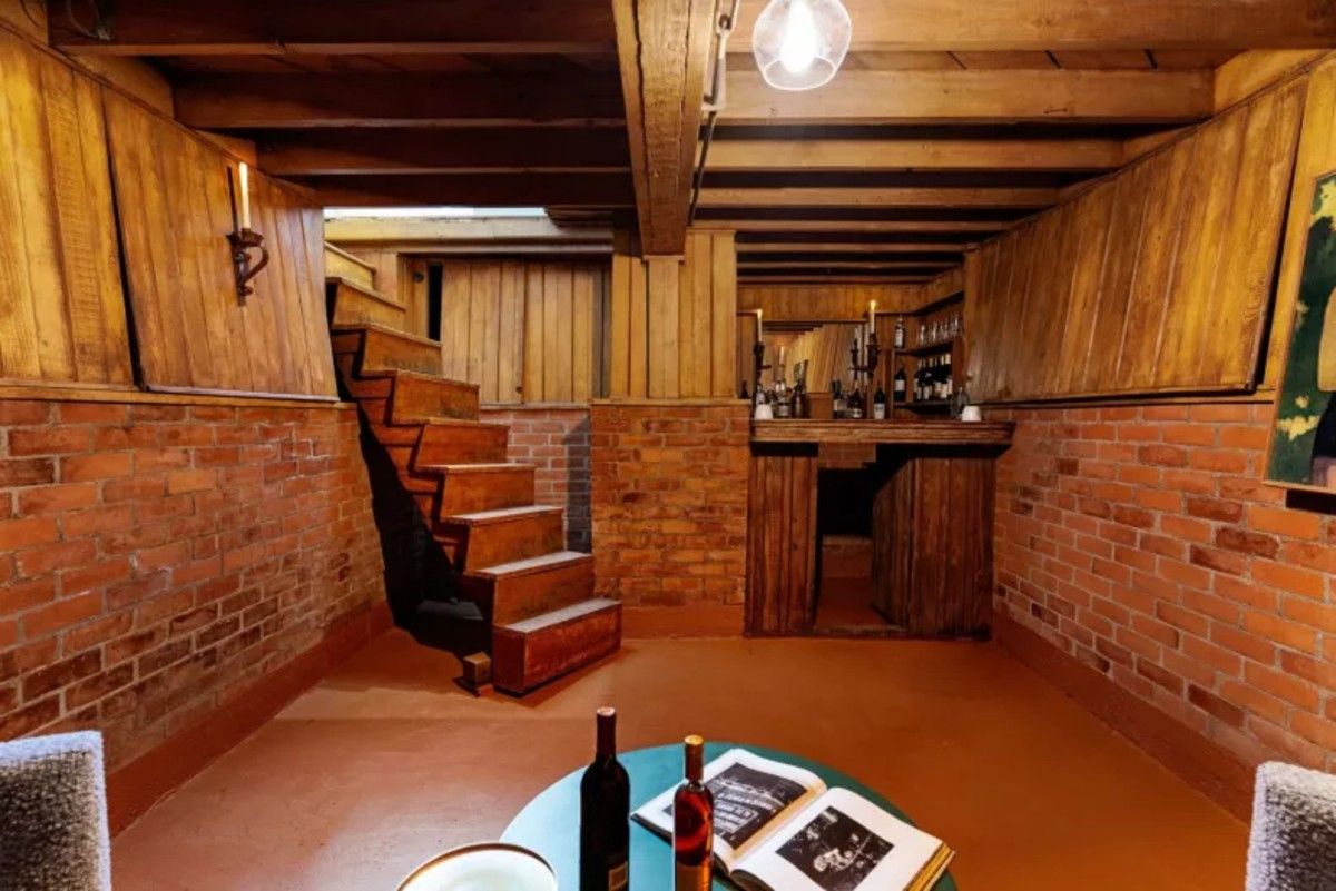 У таємній кімнаті колись був бар У таємній кімнаті колись був бар