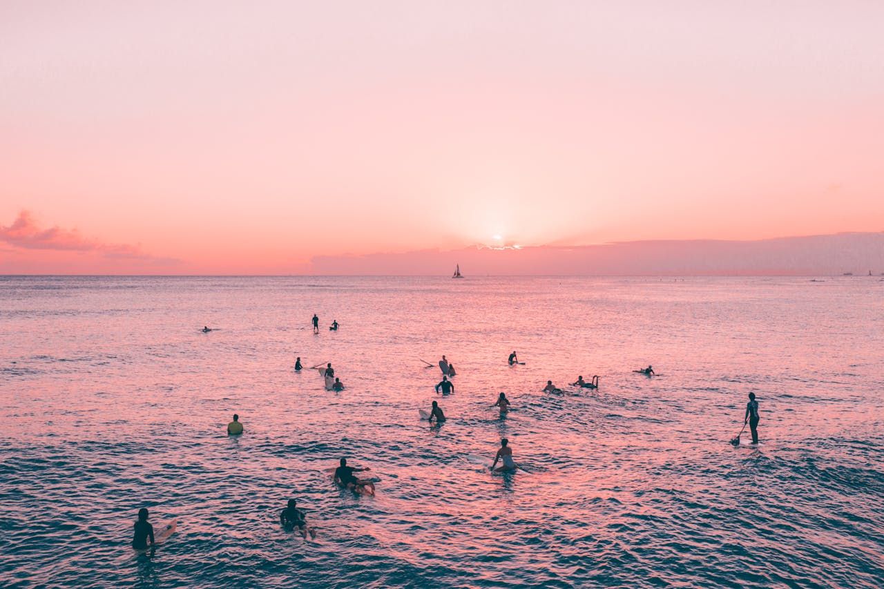 Люди плавают в море Люди плавают в море