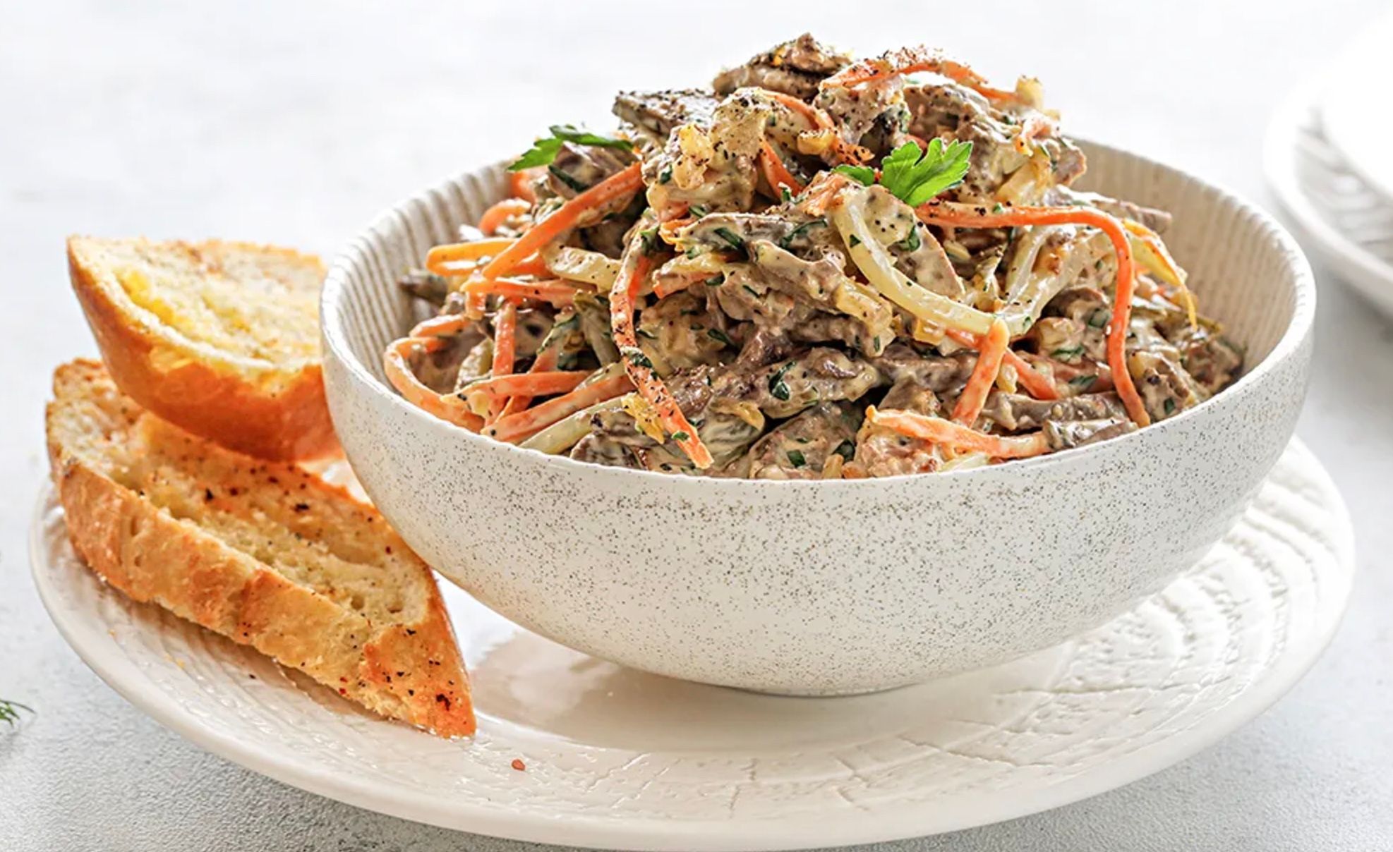 Салат из печени и маринованных огурцов и печени Салат из печени и маринованных огурцов и печени