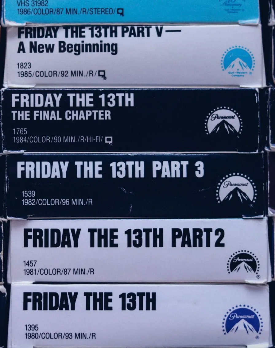 В Англії в деяких кінотеатрах часто немає сидінь поряд з місцем 13 В Англії в деяких кінотеатрах часто немає сидінь поряд з місцем 13