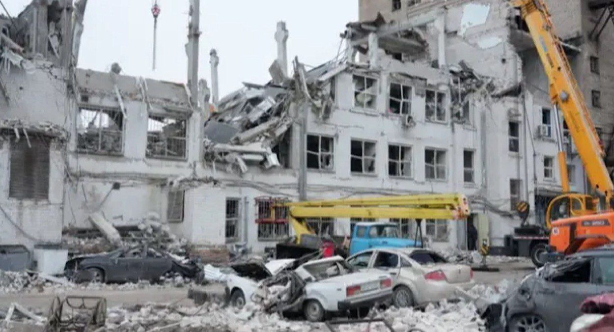 Росіяни 10 грудня вдарили балістикою по лікарні в Запоріжжі Росіяни 10 грудня вдарили балістикою по лікарні в Запоріжжі