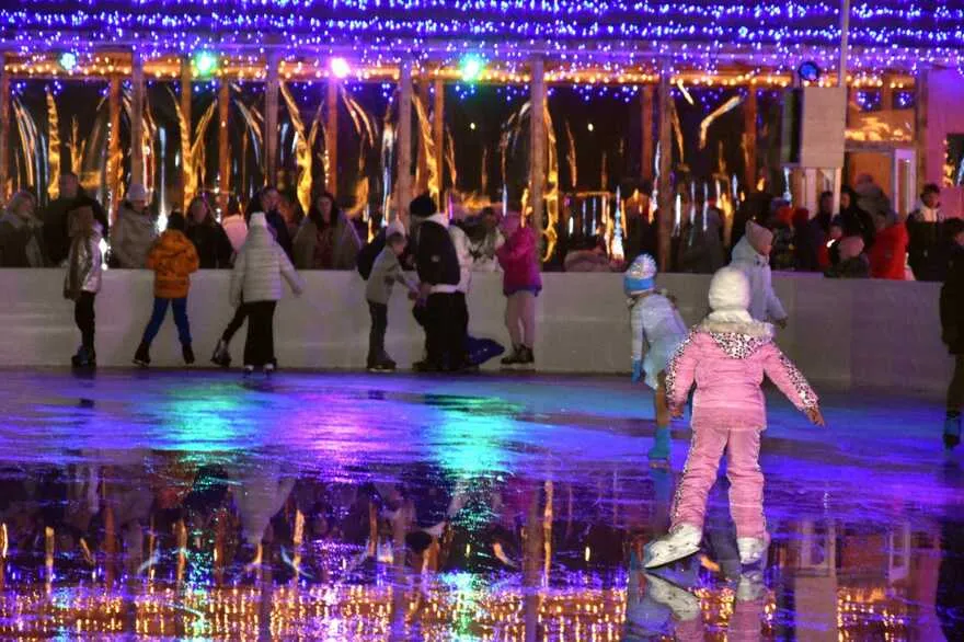 Открытый каток возле Дворца спорта в Одессе Открытый каток возле Дворца спорта в Одессе