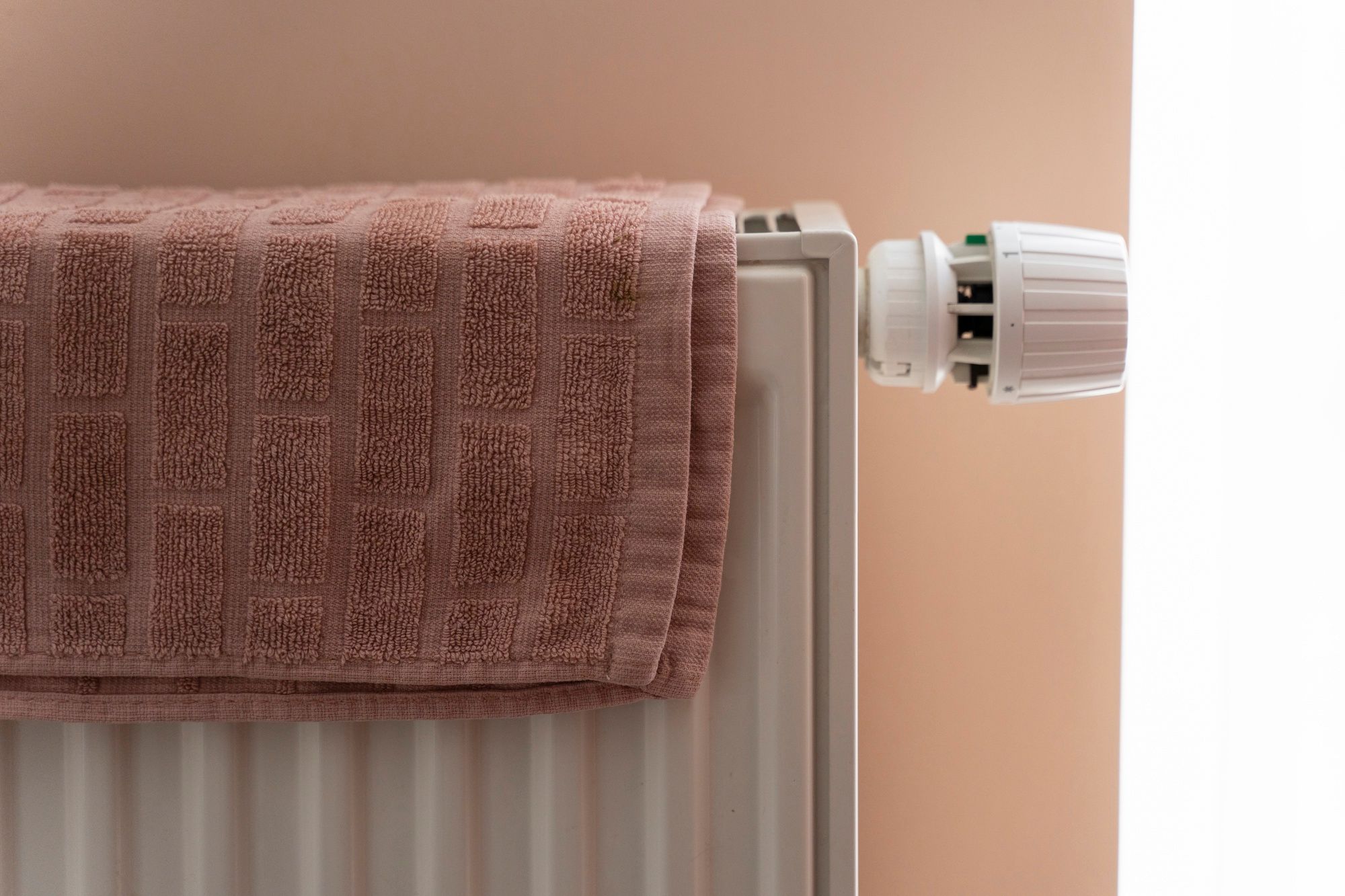 Изолировать радиатор можно самостоятельно Изолировать радиатор можно самостоятельно