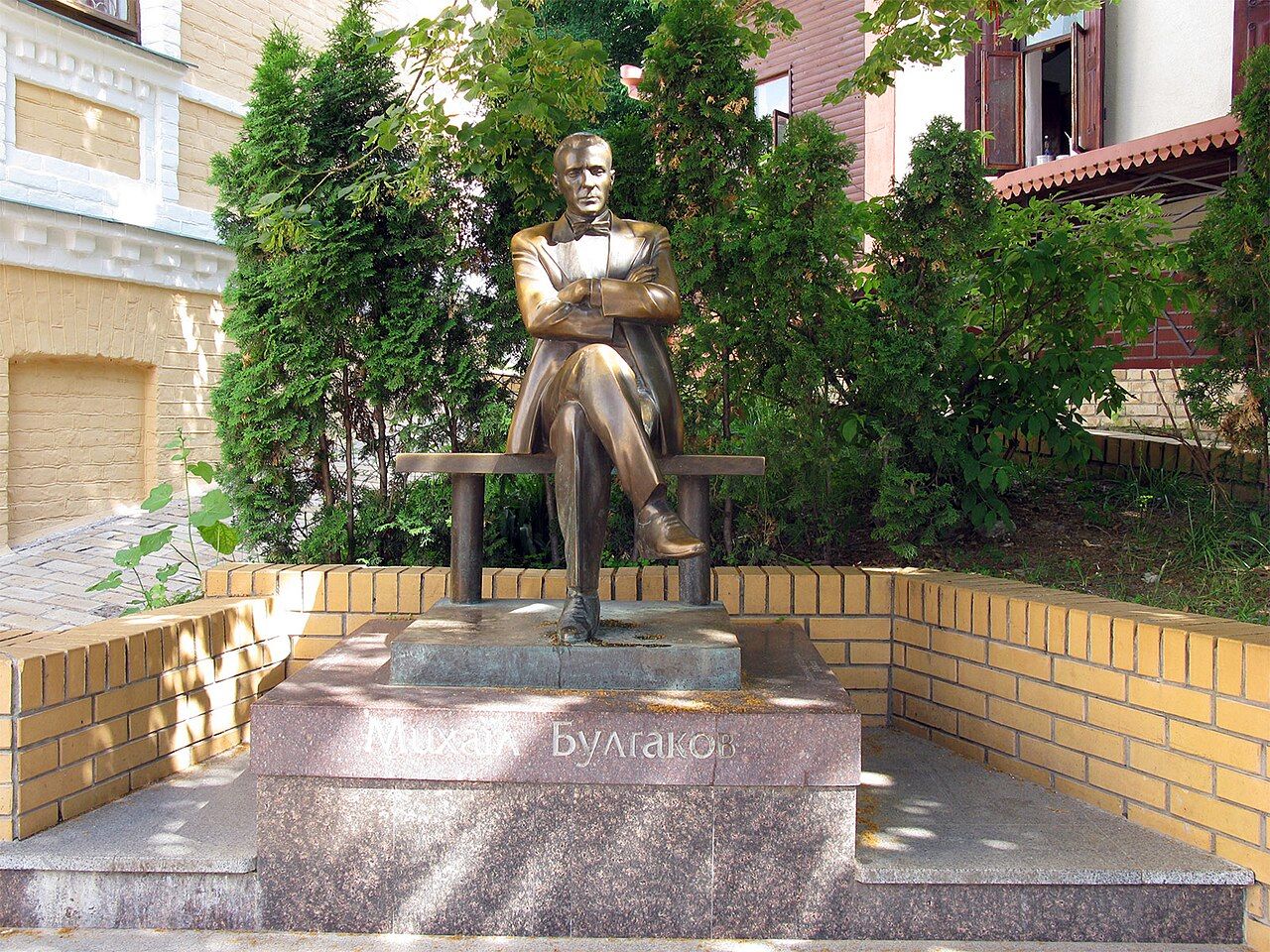 Памятник Булгакову в Киеве Памятник Булгакову в Киеве