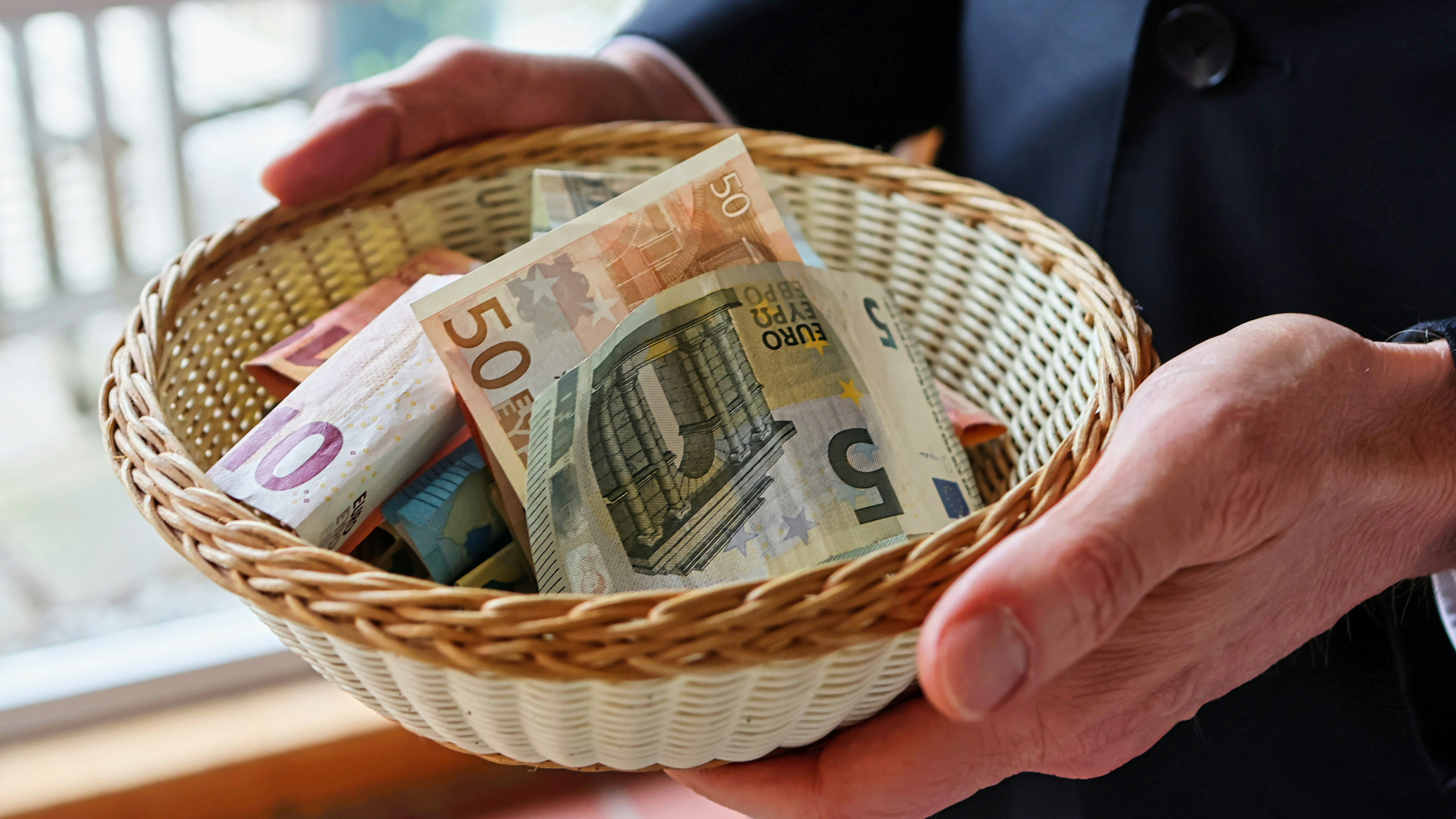 Бездомна жінка розбагатіла, жебракуючи на вулиці Бездомна жінка розбагатіла, жебракуючи на вулиці