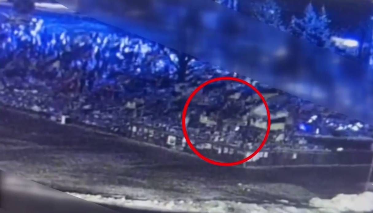 Повреждение флагов и фото военных в Киеве Повреждение флагов и фото военных в Киеве