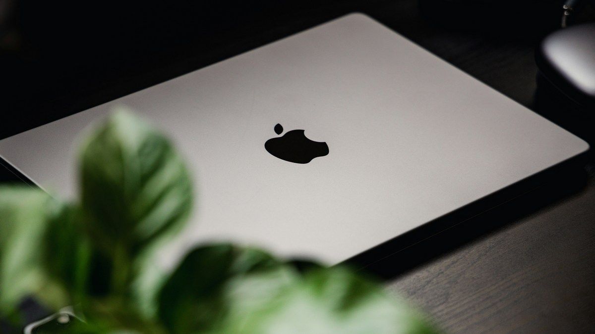 Apple is allegedly producing a giant tablet that will double in size Apple is allegedly producing a giant tablet that will double in size