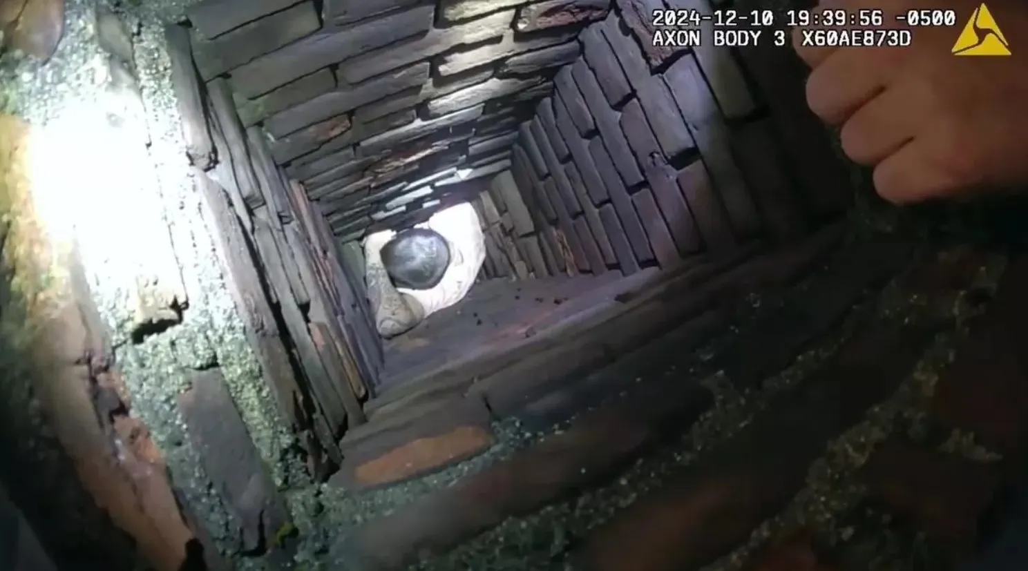 Мужчина застрял в дымоходе Мужчина застрял в дымоходе