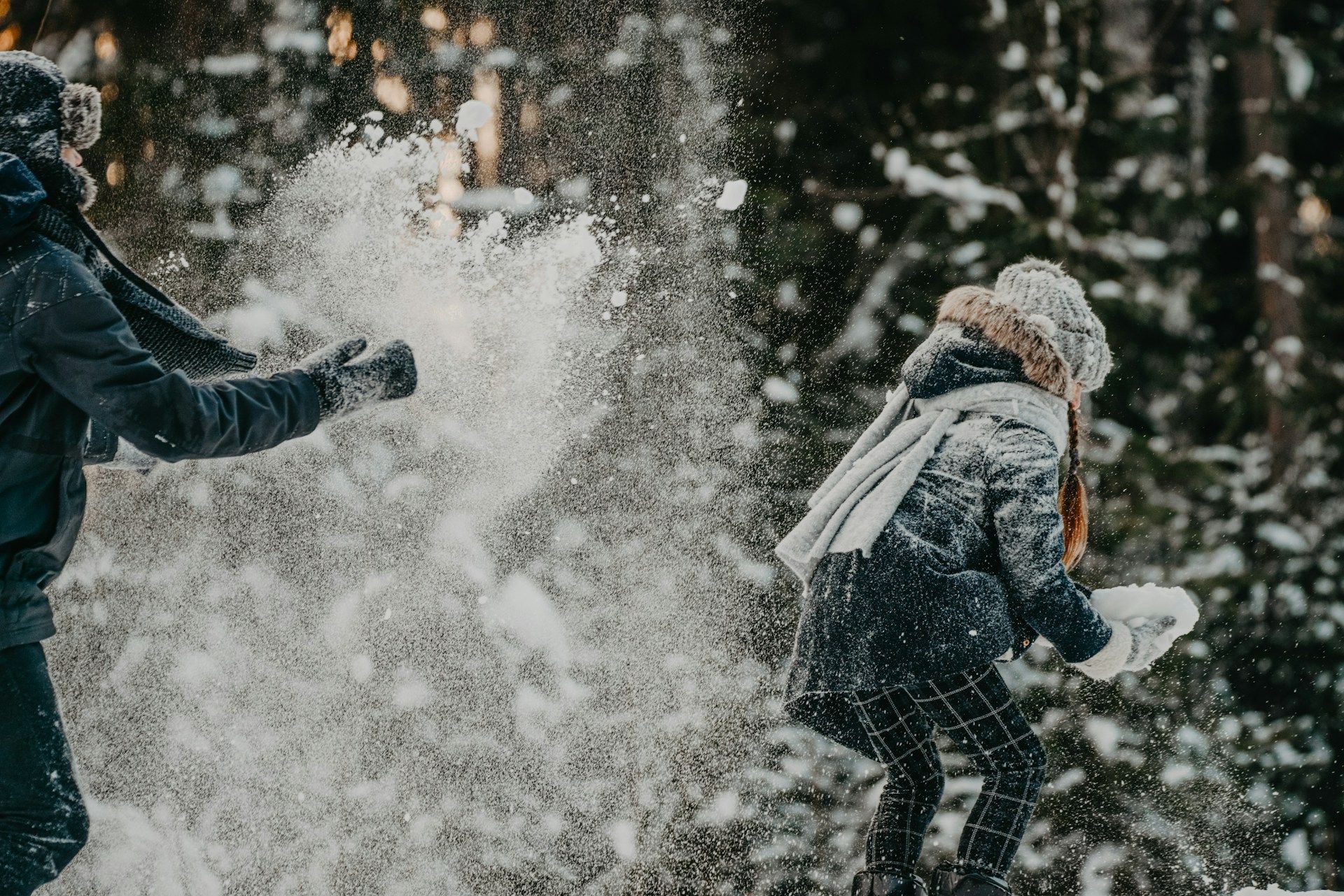 Люди бросаются снежками Люди бросаются снежками