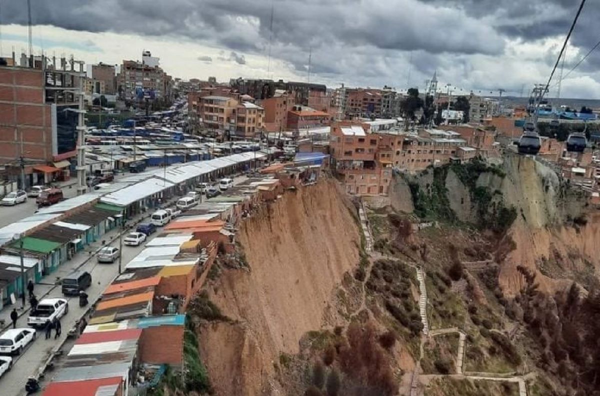 В Боливии люди живут в домах на краю обрыва В Боливии люди живут в домах на краю обрыва