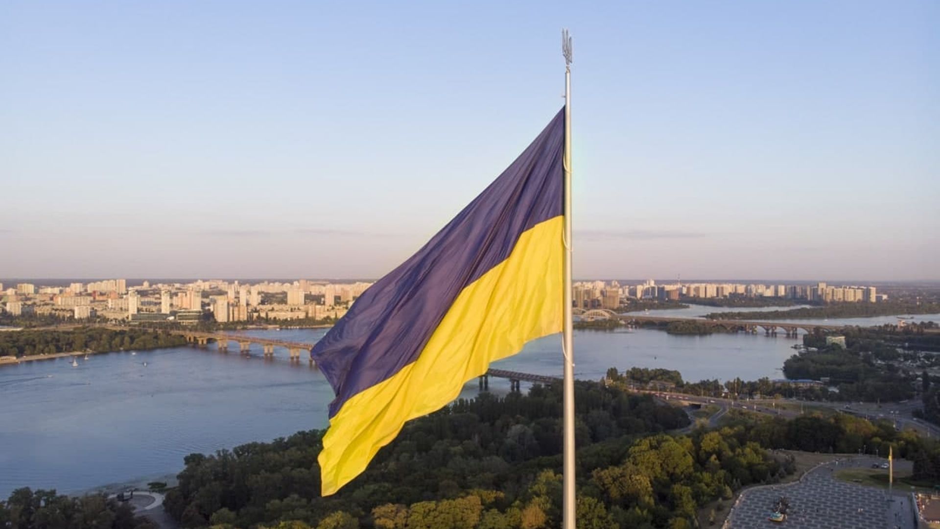 Прапор України на території Національного музею історії України у Другій світовій війні Прапор України на території Національного музею історії України у Другій світовій війні