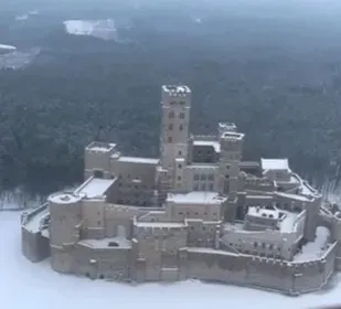 Таємничий замок на замерзлому озері Таємничий замок на замерзлому озері