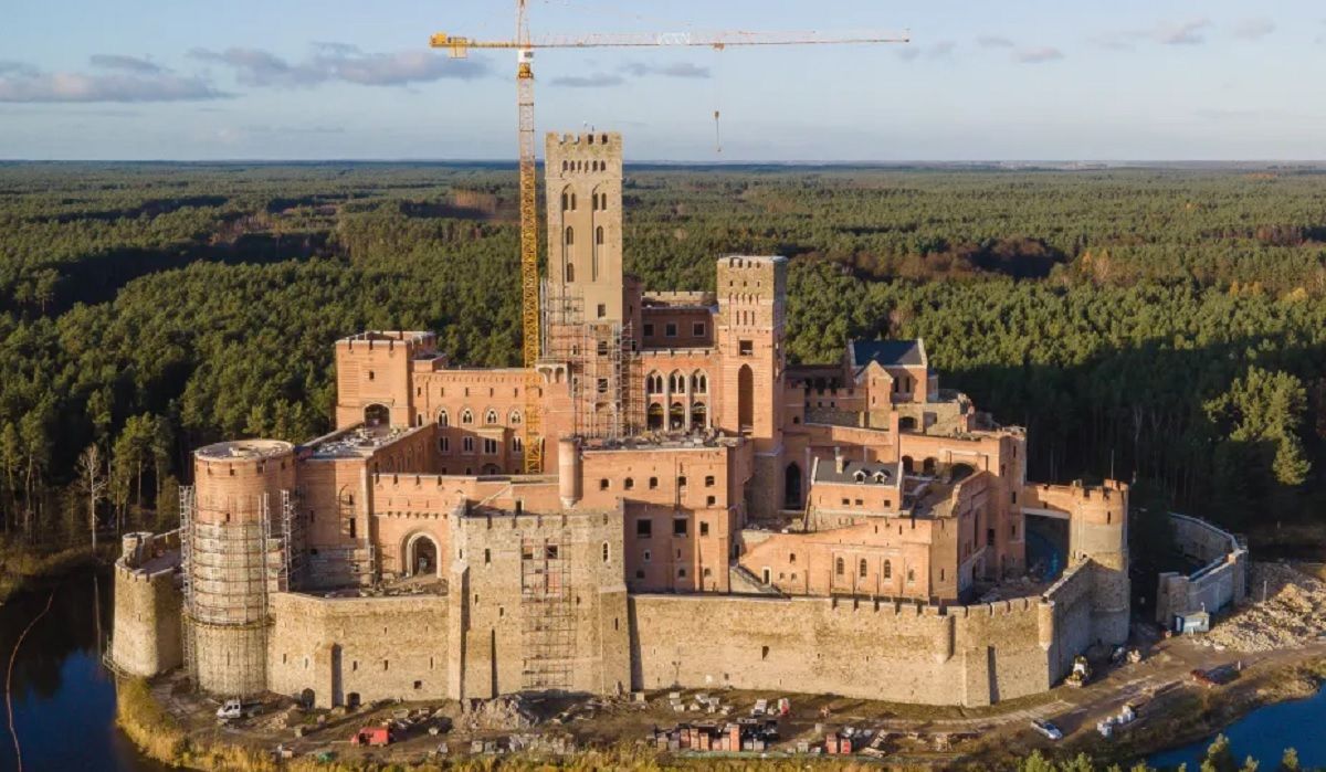 Огромный замок посреди озера в Польше Огромный замок посреди озера в Польше