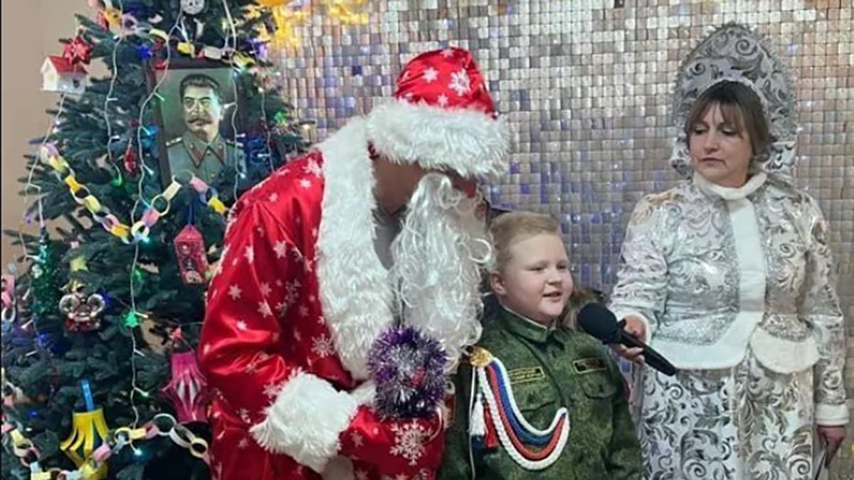 У російському Барнаулі діти проганяли Бармалея-ліберала - курйозне відео У російському Барнаулі діти проганяли Бармалея-ліберала - курйозне відео