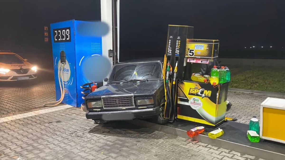 На Закарпатті п'яний чоловік зчинив ДТП і пішов за добавкою На Закарпатті п'яний чоловік зчинив ДТП і пішов за добавкою