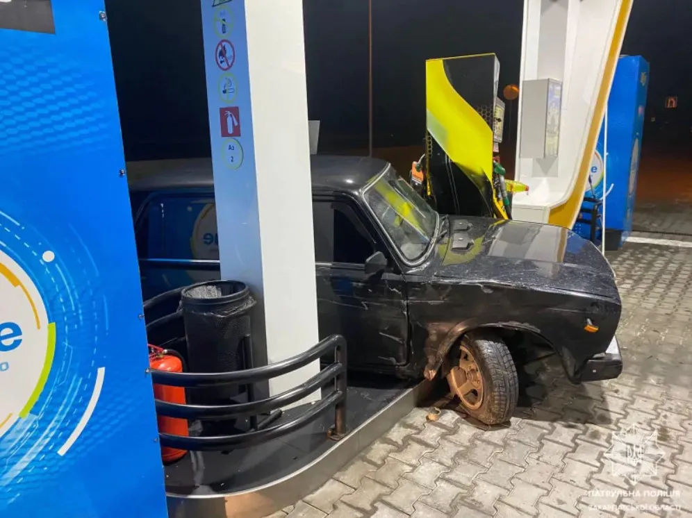 Чоловік влетів у заправку Чоловік влетів у заправку