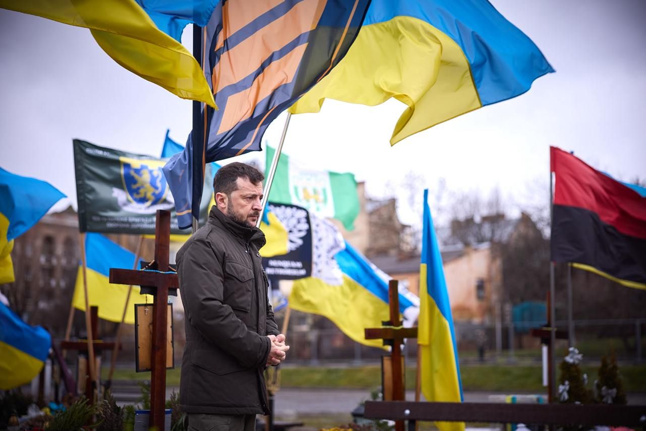 Зеленський прибув до Львова і відвідав Марсове поле - 24 Канал Зеленський прибув до Львова і відвідав Марсове поле - 24 Канал