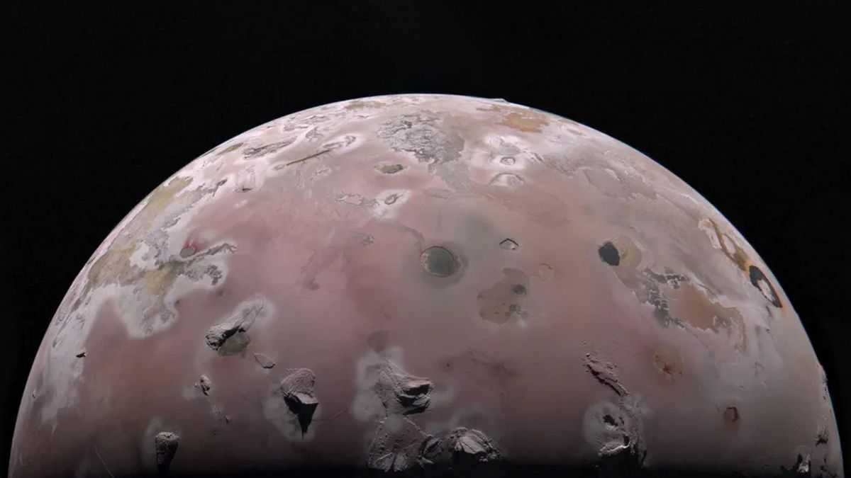 Супутник Юпітера Іо є найбільш вулканічно активним у Сонячній системі Супутник Юпітера Іо є найбільш вулканічно активним у Сонячній системі