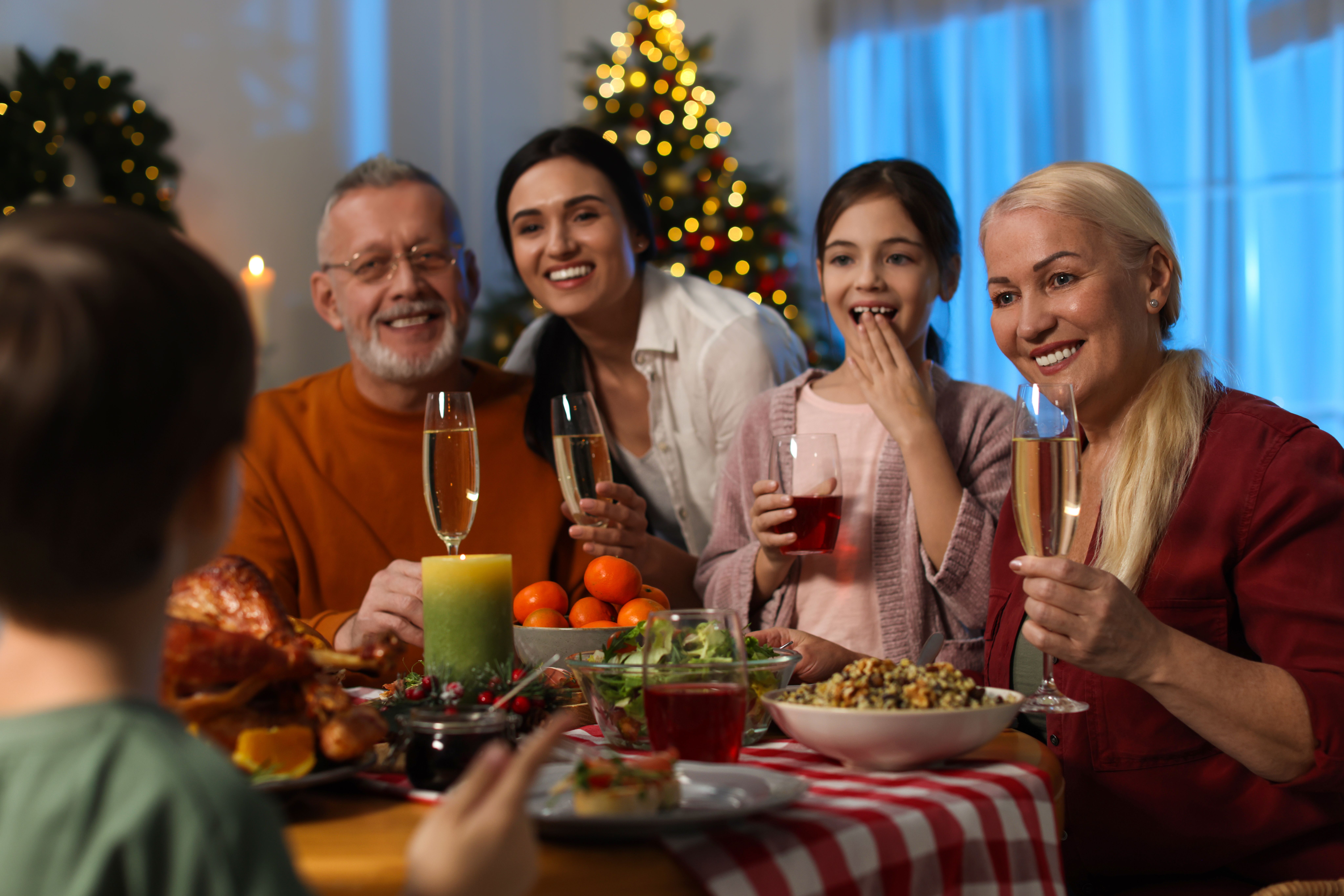 Чоловік частує гостей розкішною вечерею на Різдво, беручи за це гроші Чоловік частує гостей розкішною вечерею на Різдво, беручи за це гроші