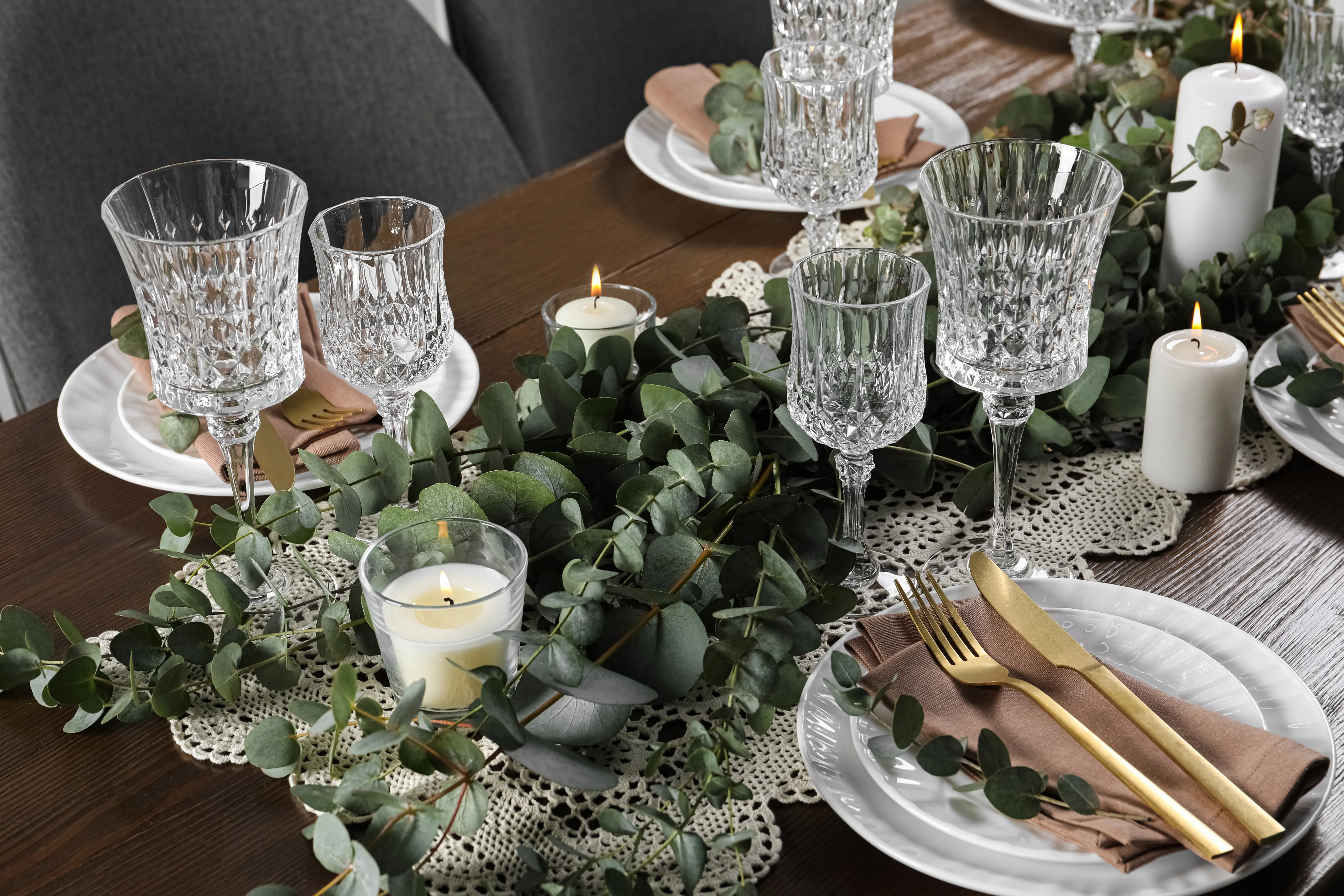 Чоловік частує гостей розкішною різдвяною вечерею, беручи за це гроші Чоловік частує гостей розкішною різдвяною вечерею, беручи за це гроші