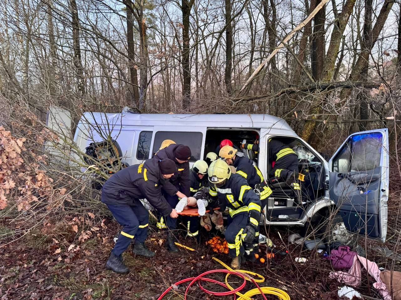 Мікроавтобус з людьми злетів у кювет Мікроавтобус з людьми злетів у кювет