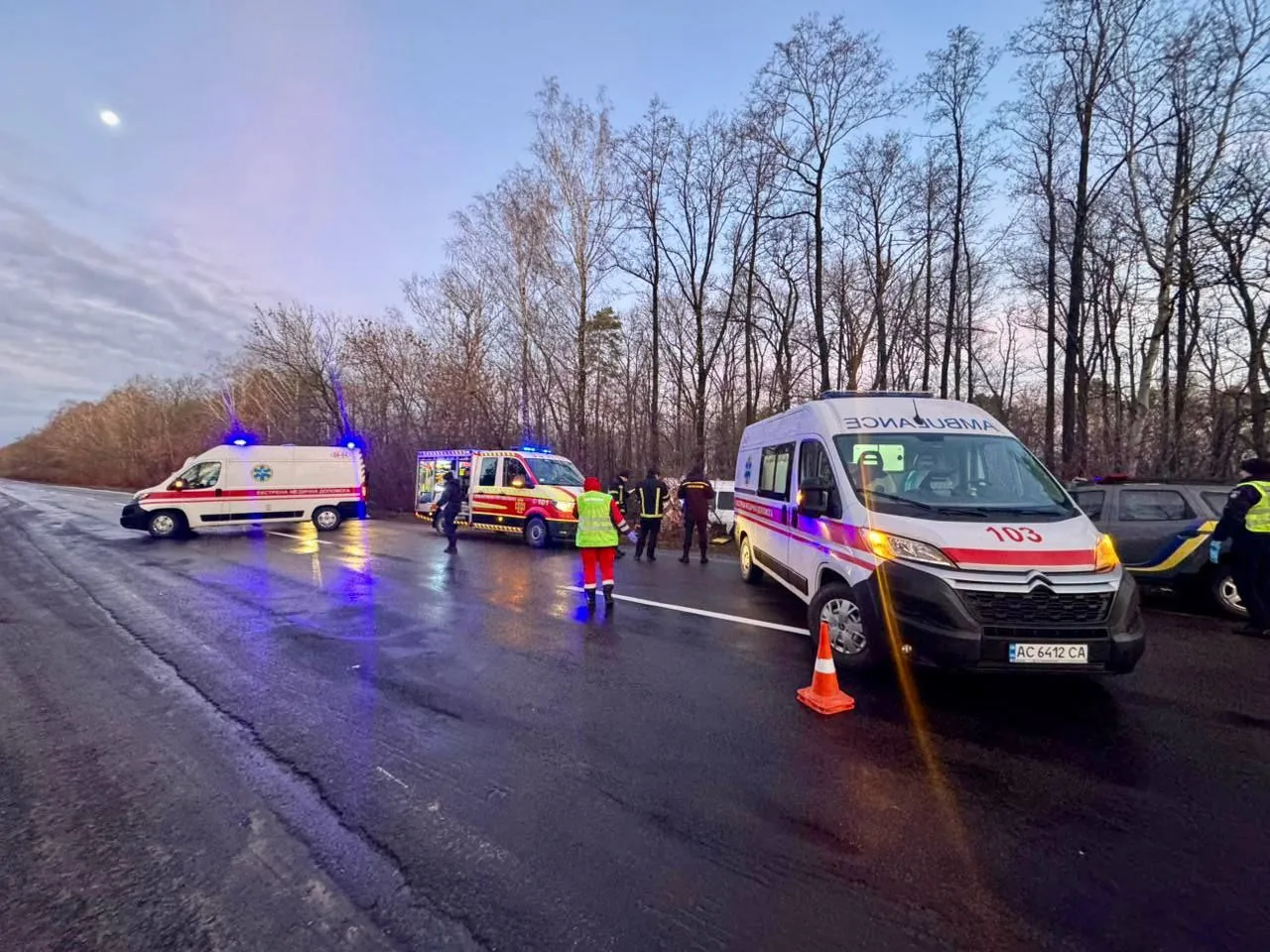 Мікроавтобус з людьми на Волині злетів у кювет